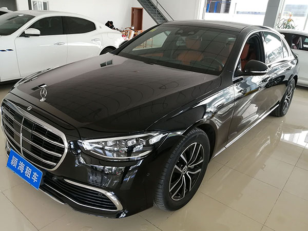 奔馳S級(jí)轎車